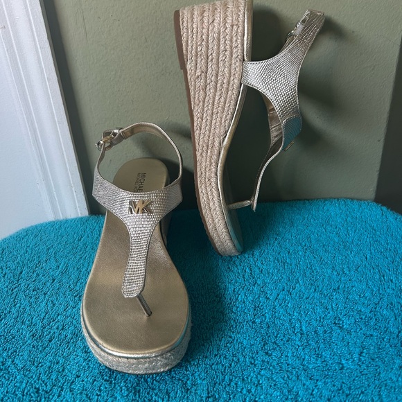 Michael Kors Laney Wedge Thong Espadrille Gold Sandals New - Picture 1 of 14
